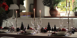 Beitragsbild des Blogbeitrags Ein Hauch von Opulenz: Weihnachtstafel mit italienischem Leinen, französischer Keramik und Silberglanz 