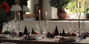 Beitragsbild des Blogbeitrags Ein Hauch von Opulenz: Weihnachtstafel mit italienischem Leinen, französischer Keramik und Silberglanz