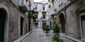 Beitragsbild des Blogbeitrags Die verträumte  Altstadt von Trani mit dem malerischen Hafen 