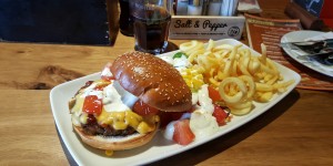 Beitragsbild des Blogbeitrags Hooters Austria: Mittelmäßige Burger 