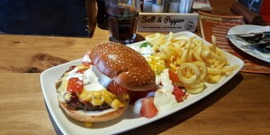 Beitragsbild des Blogbeitrags Hooters Austria: Mittelmäßige Burger