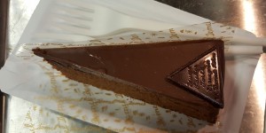 Beitragsbild des Blogbeitrags DEMEL – K.u.K. Hofzuckerbäcker Wien: Mittelmäßige Sachertorte