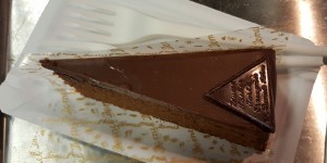 Beitragsbild des Blogbeitrags DEMEL – K.u.K. Hofzuckerbäcker Wien: Mittelmäßige Sachertorte 