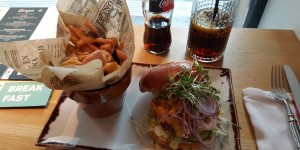 Beitragsbild des Blogbeitrags Kunsthauscafé Graz: Hipster Burger vom Feinsten