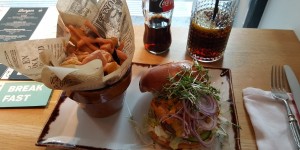 Beitragsbild des Blogbeitrags Kunsthauscafé Graz: Hipster Burger vom Feinsten 