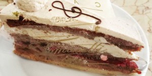 Beitragsbild des Blogbeitrags Café Tomaselli: Torten-Glückseligkeit in Salzburg