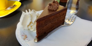 Beitragsbild des Blogbeitrags Einfach FITZ… die Zuckerbäcker: Eine Sachertorte zum Reinlegen