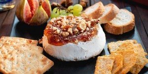 Beitragsbild des Blogbeitrags Easy Baked Brie with Fig Jam and Walnuts