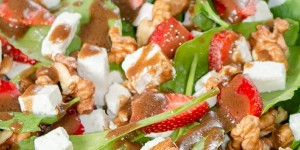 Beitragsbild des Blogbeitrags Balsamic Spinach Strawberry Feta Salad with Walnuts