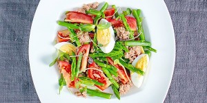 Beitragsbild des Blogbeitrags Tuna Asparagus Salad with Microgreens Recipe 