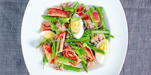 Beitragsbild des Blogbeitrags Tuna Asparagus Salad with Microgreens Recipe