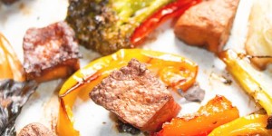Beitragsbild des Blogbeitrags Baked Tofu with Vegetables (Sheet Pan)