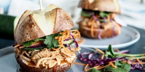 Beitragsbild des Blogbeitrags Rezept: Asiatisch inspirierter Pulled Chicken Burger 