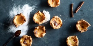 Beitragsbild des Blogbeitrags Rezept: Portugiesische Vanilletörtchen mit Marillenmarmelade 