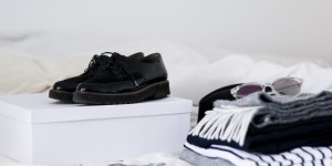 Beitragsbild des Blogbeitrags Meine Capsule Wardrobe: Aus diesen Teilen besteht mein Minimalismus-Gwandkasten 
