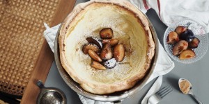 Beitragsbild des Blogbeitrags Rezept: Dutch Baby mit Pflaumen und Zimtzucker 