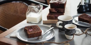 Beitragsbild des Blogbeitrags Rezept: Walnuss-Espresso-Kuchen mit Himbeeren 