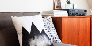 Beitragsbild des Blogbeitrags DIY: Polster bedrucken und bemalen, Hauptsache schön schlicht. 