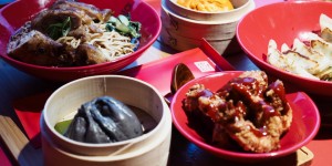 Beitragsbild des Blogbeitrags Neu in Salzburg: Maneki Neko mit Asia-Streetfood im Kaiviertel