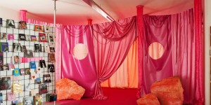 Beitragsbild des Blogbeitrags Die Galerie 5020 wurde in eine queere Dystopie mit Erdmännchen und Dolly Parton verwandelt 