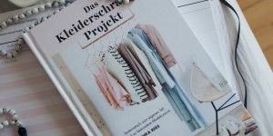Beitragsbild des Blogbeitrags Rezension: “Das Kleiderschrank-Projekt” von Anuschka Rees 