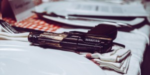 Beitragsbild des Blogbeitrags So richtest du ein Krimidinner aus 