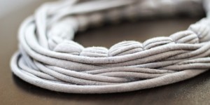 Beitragsbild des Blogbeitrags Upcycling: Statement-Kette aus altem T-Shirt. Ja, ernsthaft. 