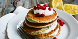 Beitragsbild des Blogbeitrags Rezept: Zitronige Pancakes mit Mohn und Topfencreme 