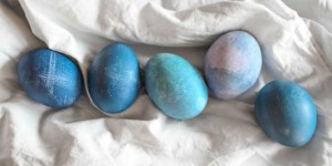 Beitragsbild des Blogbeitrags DIY: Ostereier natürlich färben mit Blaukraut. Und es geht doch! 