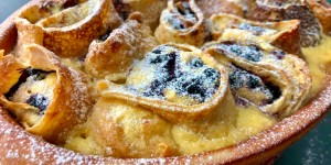 Beitragsbild des Blogbeitrags Überbackene Topfen-Heidelbeeren Palatschinken