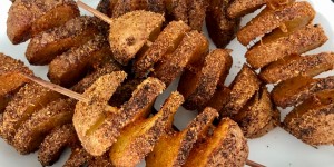 Beitragsbild des Blogbeitrags Grillhendl mit Tornado-Kartoffeln