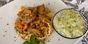 Beitragsbild des Blogbeitrags Putenrollbraten mit Manfredini und Champion-Wein-Sauce und Rahmgurken