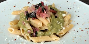 Beitragsbild des Blogbeitrags Penne mit Mangold, glasierten Zwiebel, Relish, Chili und Parmesan