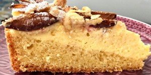 Beitragsbild des Blogbeitrags Zwetschk(g)en-Topfen-Rahm Kuchen