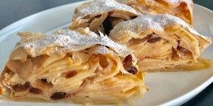 Beitragsbild des Blogbeitrags Meine lange, persönliche Geschichte bis zum perfekten Gelingen meines ausgezogenen Apfelstrudels!
