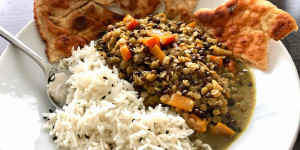 Beitragsbild des Blogbeitrags Linsen Dal mit Kürbis und Naan
