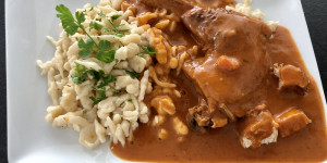 Beitragsbild des Blogbeitrags Paprika-Hendl mit hausgemachten Nockerl ❤️