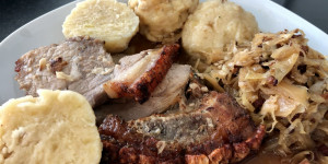 Beitragsbild des Blogbeitrags Schweinsbraten mit Mehlknödel und warmen karamellisierten Krautsalat