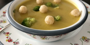 Beitragsbild des Blogbeitrags Brokkoli-Creme-Suppe mit Erbsenbällchen