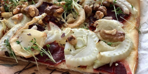 Beitragsbild des Blogbeitrags RoteRübe-Fenchel-Ziegenkäse-Flammkuchen mit frischer Kresse