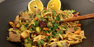 Beitragsbild des Blogbeitrags Gebratene Nudeln, wahlweise mit Gemüse, Fleisch, Fisch oder Wild ❤️