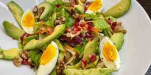 Beitragsbild des Blogbeitrags Avocado-Walnuss-Granatapfel auf bunte Salate ❤️
