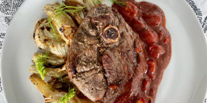 Beitragsbild des Blogbeitrags Schlögl-Steaks mit gebratenem Chili-Fenchel 
