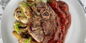 Beitragsbild des Blogbeitrags Schlögl-Steaks mit gebratenem Chili-Fenchel