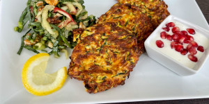 Beitragsbild des Blogbeitrags Zucchini-Laibchen mit fruchtigem Mangoldsalat und Sauerrahm-Granatapfel-Dip