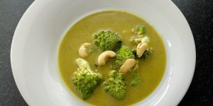 Beitragsbild des Blogbeitrags Zucchinicremesuppe mit gebratenen Romanesco und Cashew Nüssen ❤️
