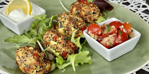 Beitragsbild des Blogbeitrags Quinoa-Gemüse-Nuggets mit Knoblauch-Dip und Tomatensalat