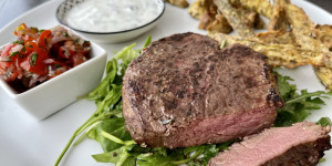 Beitragsbild des Blogbeitrags Steaks mit Zucchini Pommes