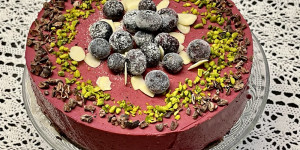 Beitragsbild des Blogbeitrags Low Carb - no bake - BrombeerenTorte