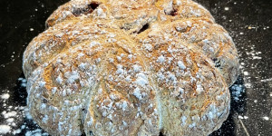 Beitragsbild des Blogbeitrags Zwiebel-Olivenbrot (Low Carb)